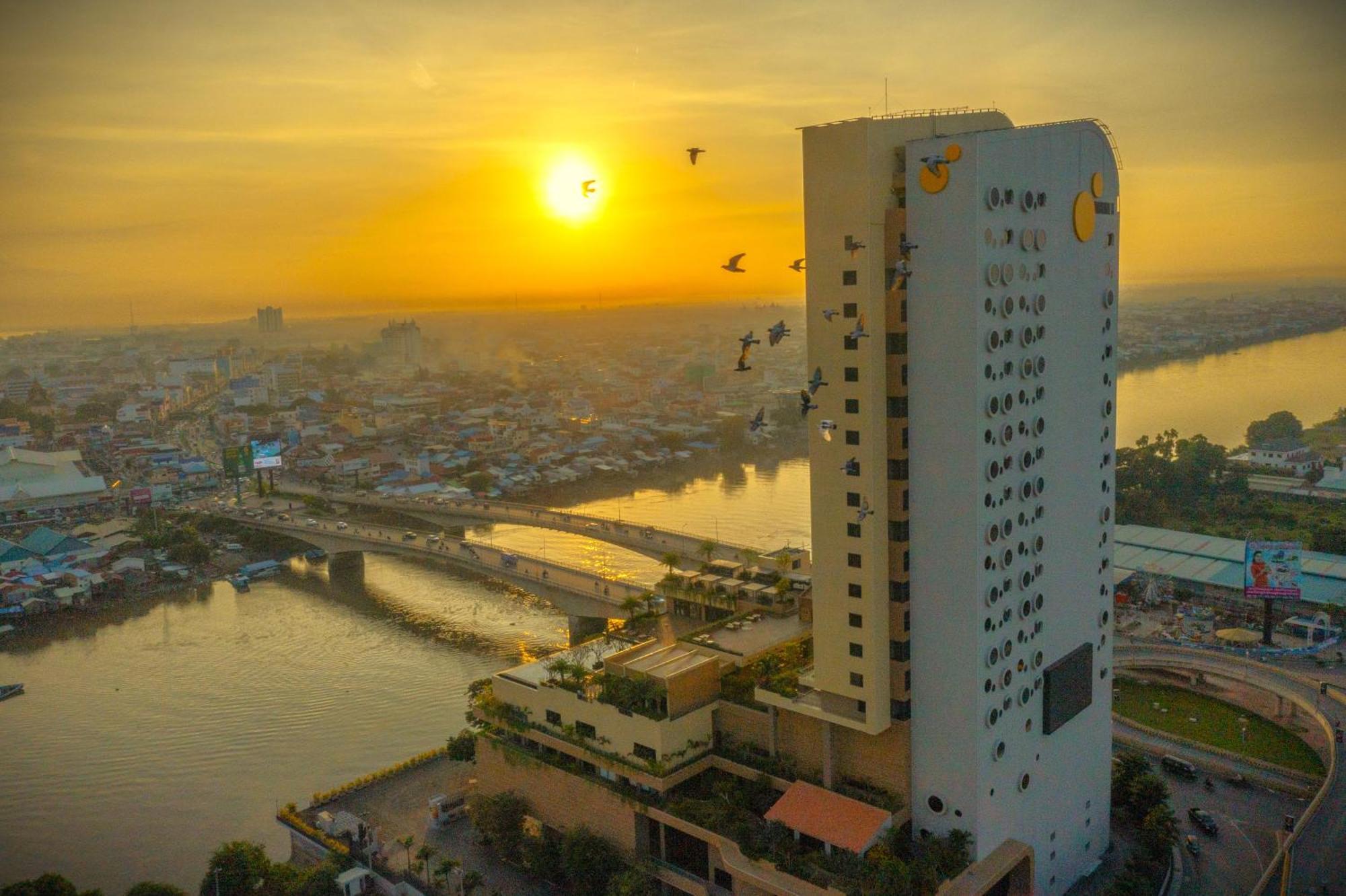 Sun & Moon, Riverside Hotel Phnom Penh Eksteriør billede