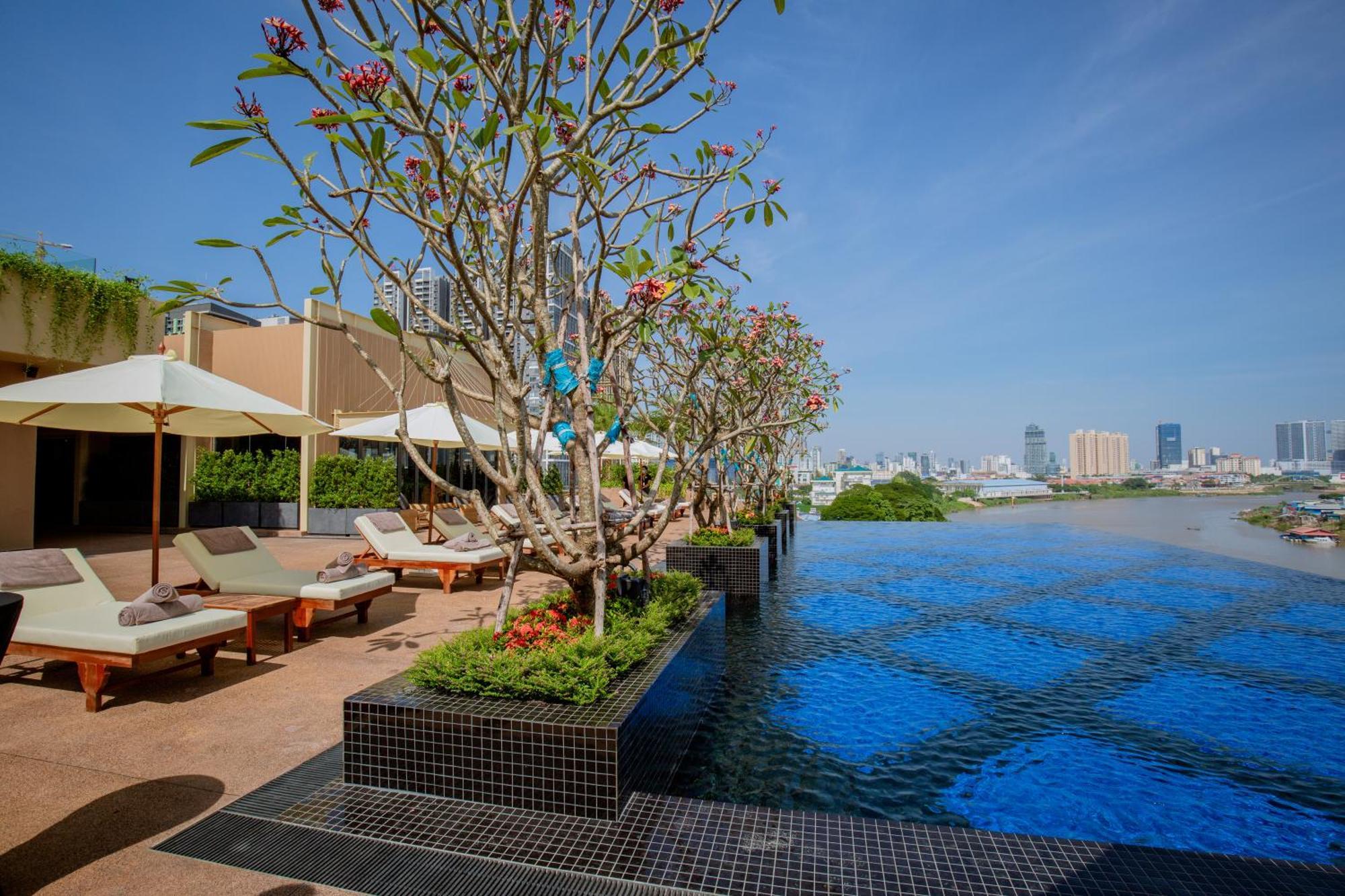 Sun & Moon, Riverside Hotel Phnom Penh Eksteriør billede